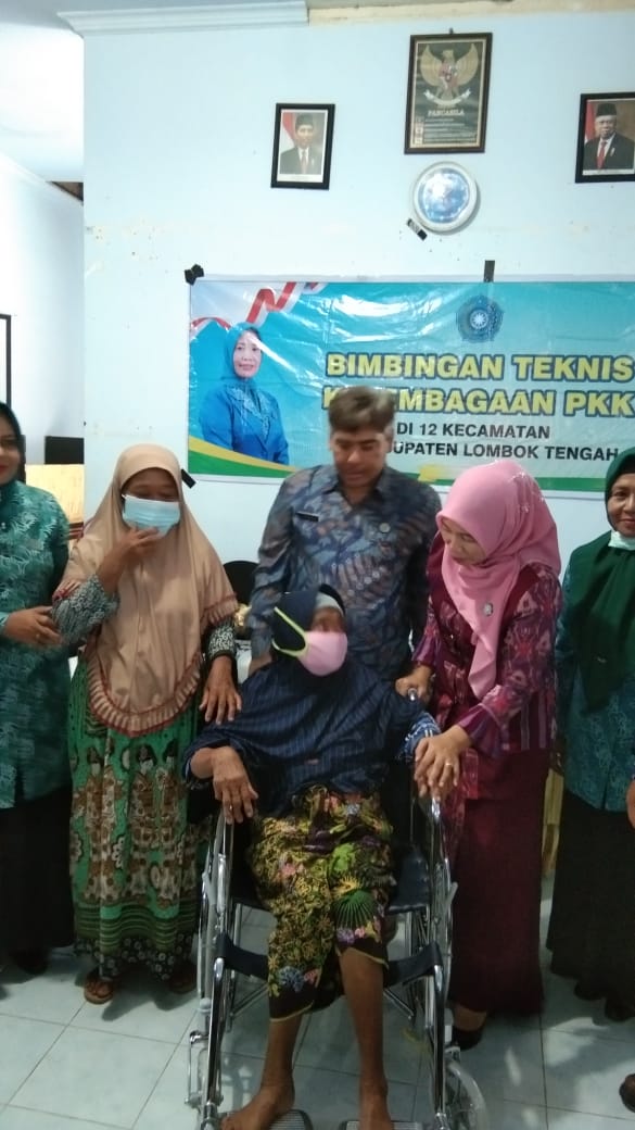 Ketua PKK Kabupaten Lombok Tengah memberikan Bantuan Kursi Roda kepada Penyandang Disabilitas